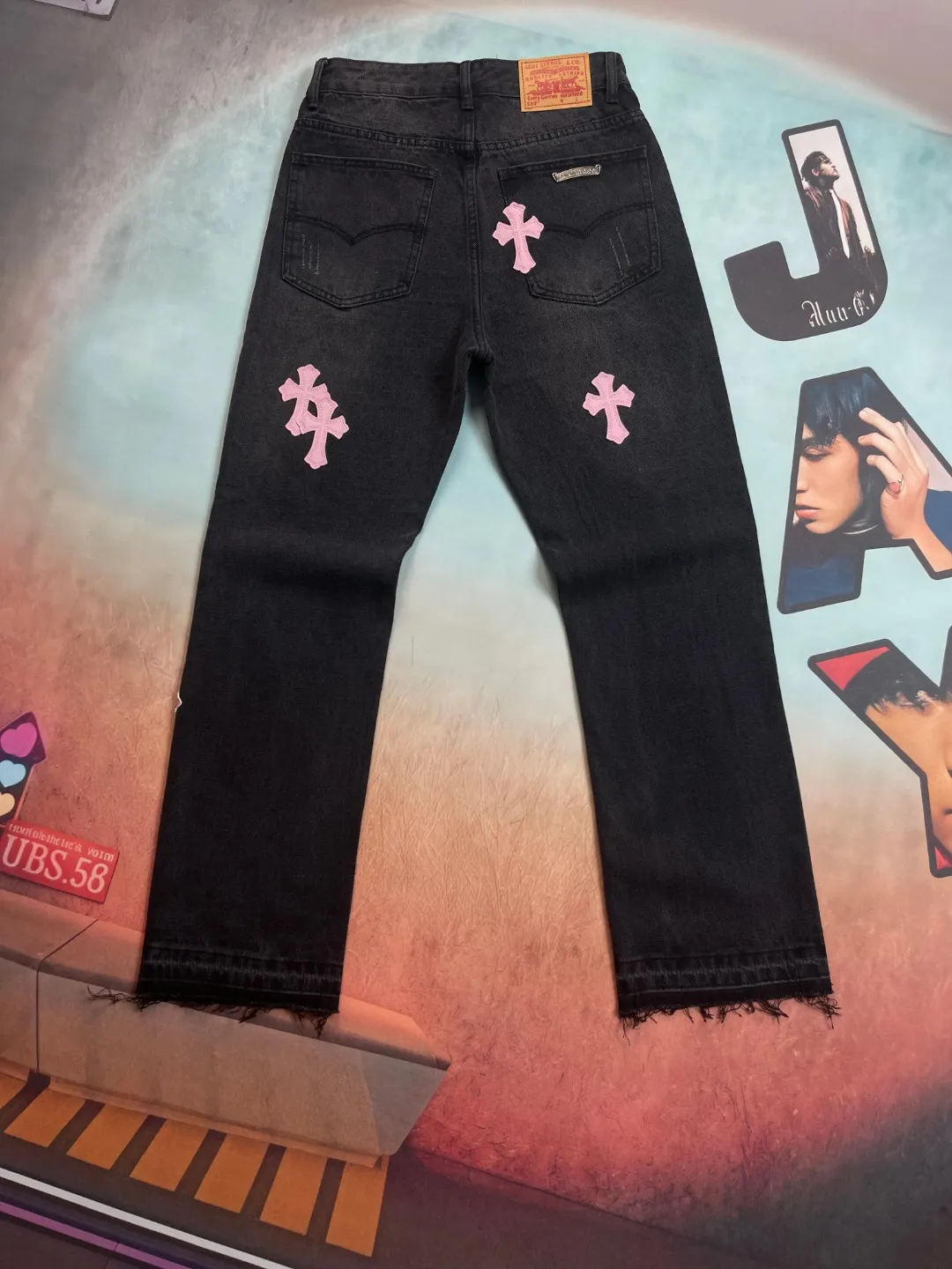 🅿️236 🔘Style No.-KL151 🔘Cro Heart𝐂𝐡𝐫𝐨𝐦𝐞 𝐇𝐞𝐚𝐫𝐭 Classic CH Cross Patch Leather Jeans [Black Pink] The top-notch heavy-duty washing water gives the denim a natural aged texture, making it softer and softer to the touch, and every fold is a filter of age. The calfskin cross is fully laser-cut, with neat lines like works of art, and high-grade matte edges. The distressed silver hardware has its own retro buff, and the buttons and zippers tell a story the more they are used. The straight silhouette is perfect for concealing your body, and the hips become wider and the legs become thicker in seconds. Pair it with short boots to make you look taller, or wear it with dad shoes for a lazy look. You can wear it casually with a white T-shirt and it will make you shine. From the leather to the wiring, everything is top-notch, and you can tell the texture at the first touch - it's not in the same dimension as the currency at all!  Size: S M L XL (28.30.32.34) Color: black with black, black with white, black with pink